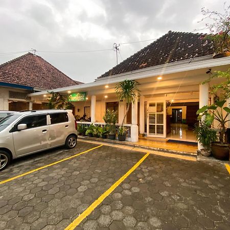 Parikesit Guest House Yogyakarta Exterior photo