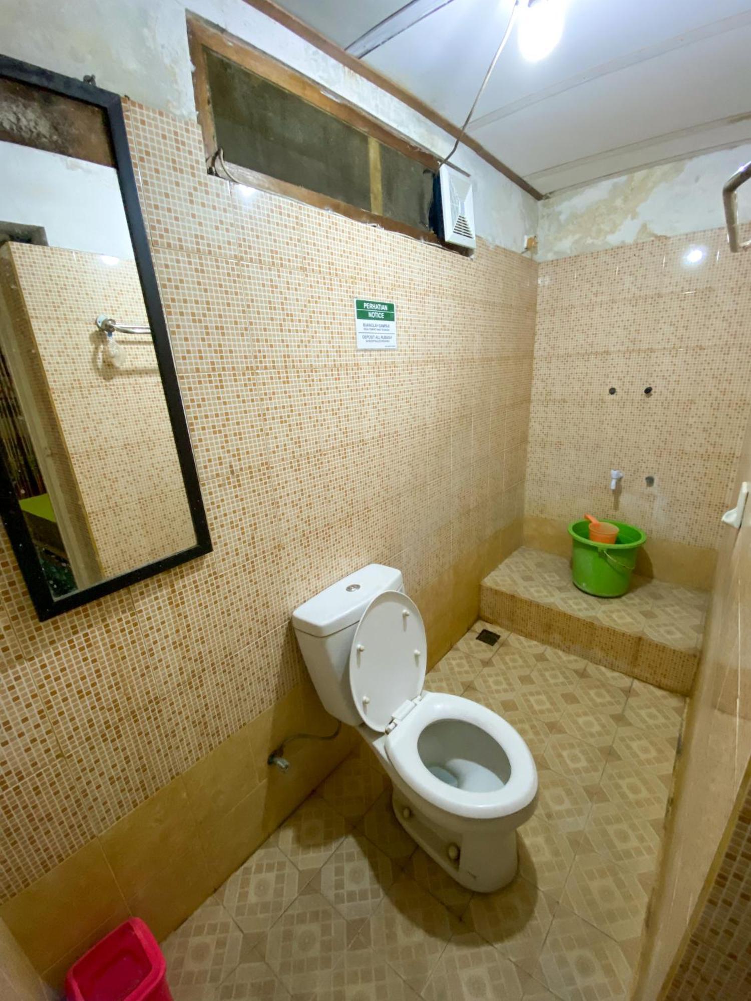 Parikesit Guest House Yogyakarta Exterior photo