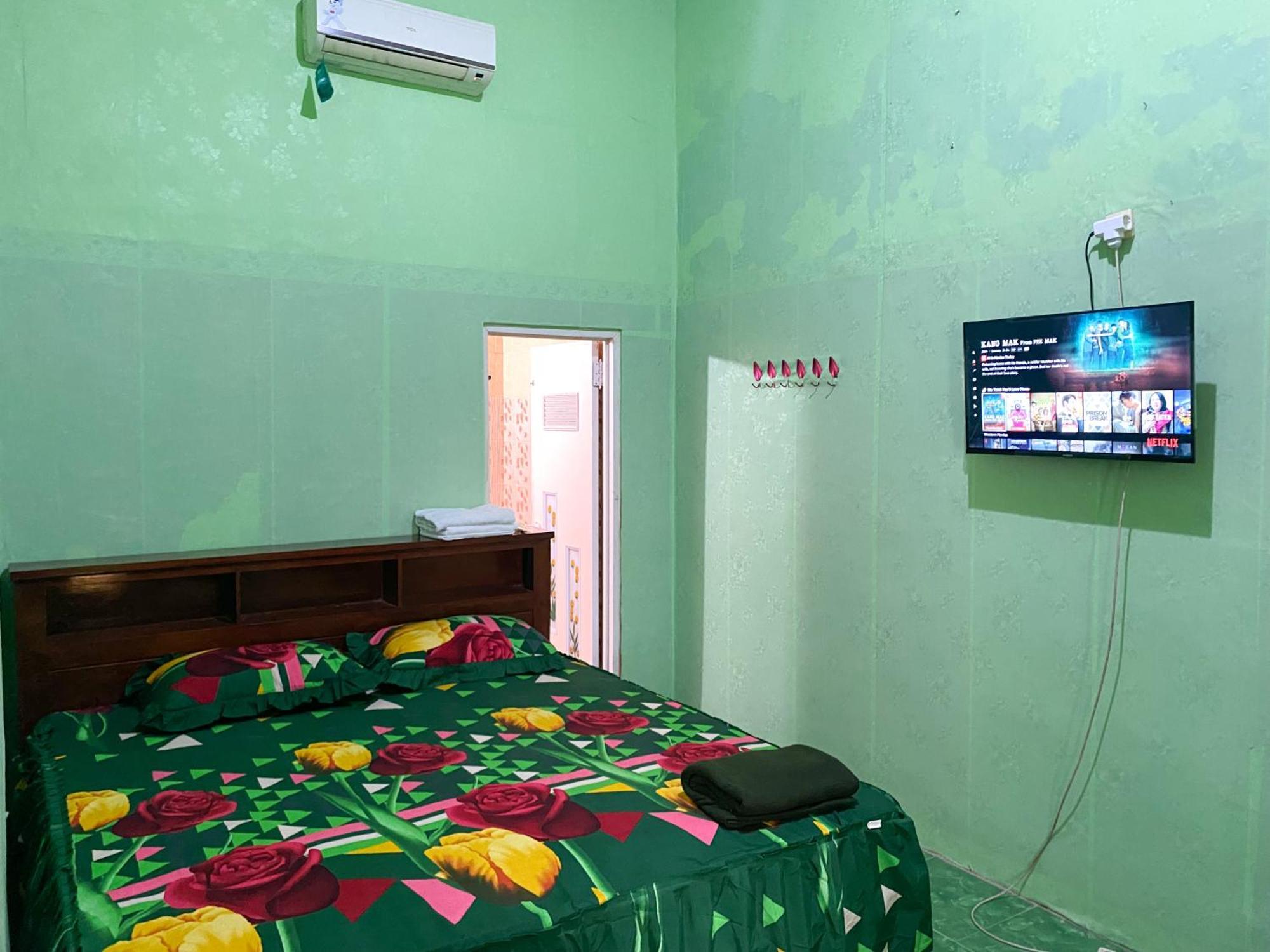 Parikesit Guest House Yogyakarta Exterior photo