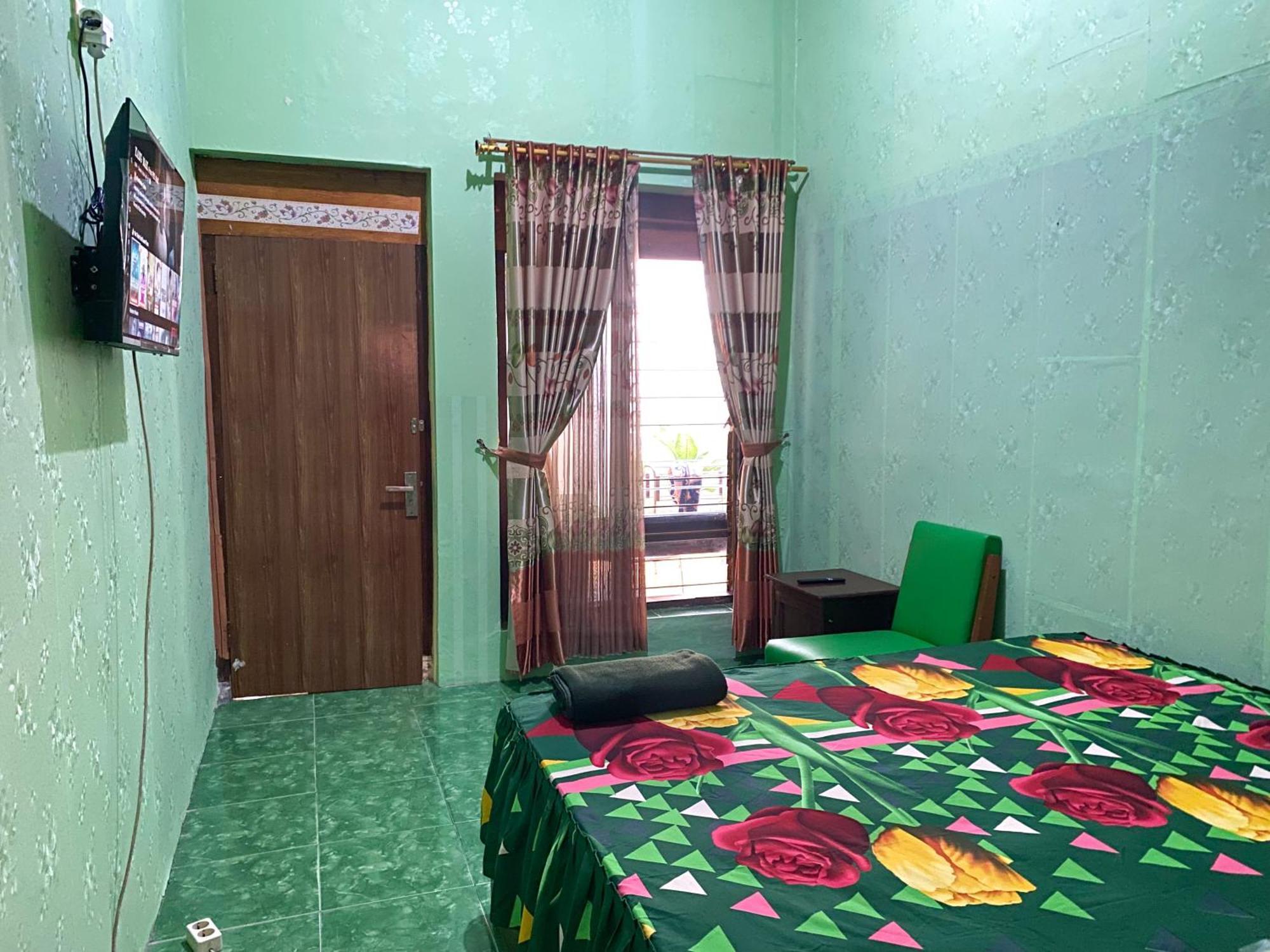Parikesit Guest House Yogyakarta Exterior photo